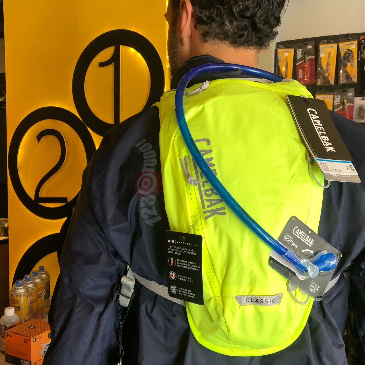 Mochila De Hidratação Camelbak Classic Light 2 Litros Crux Cor Amarelo Fluor