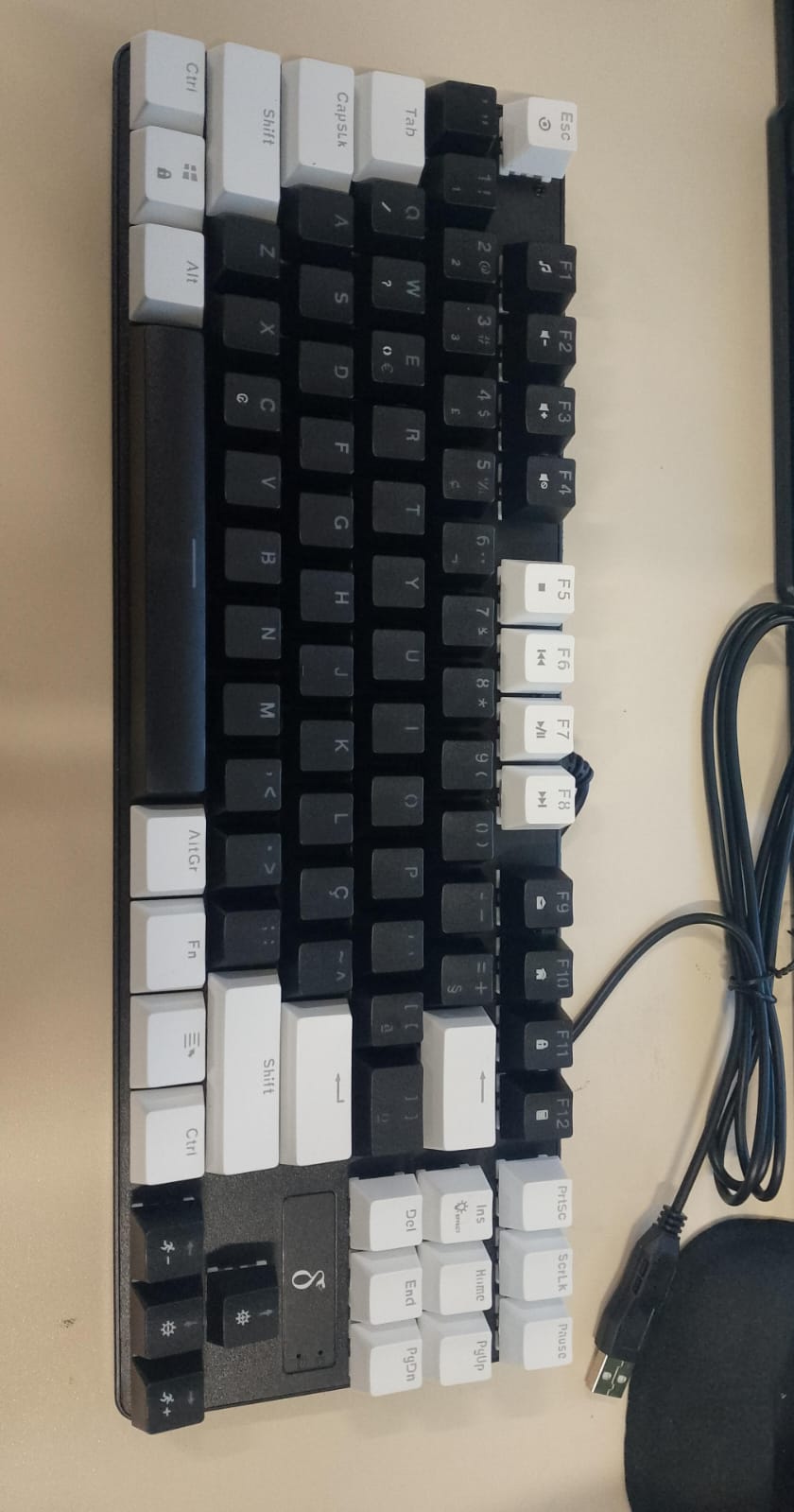 Teclado Mecânico RGB com Fio 1,5m Aitek DELTA-TM8701
